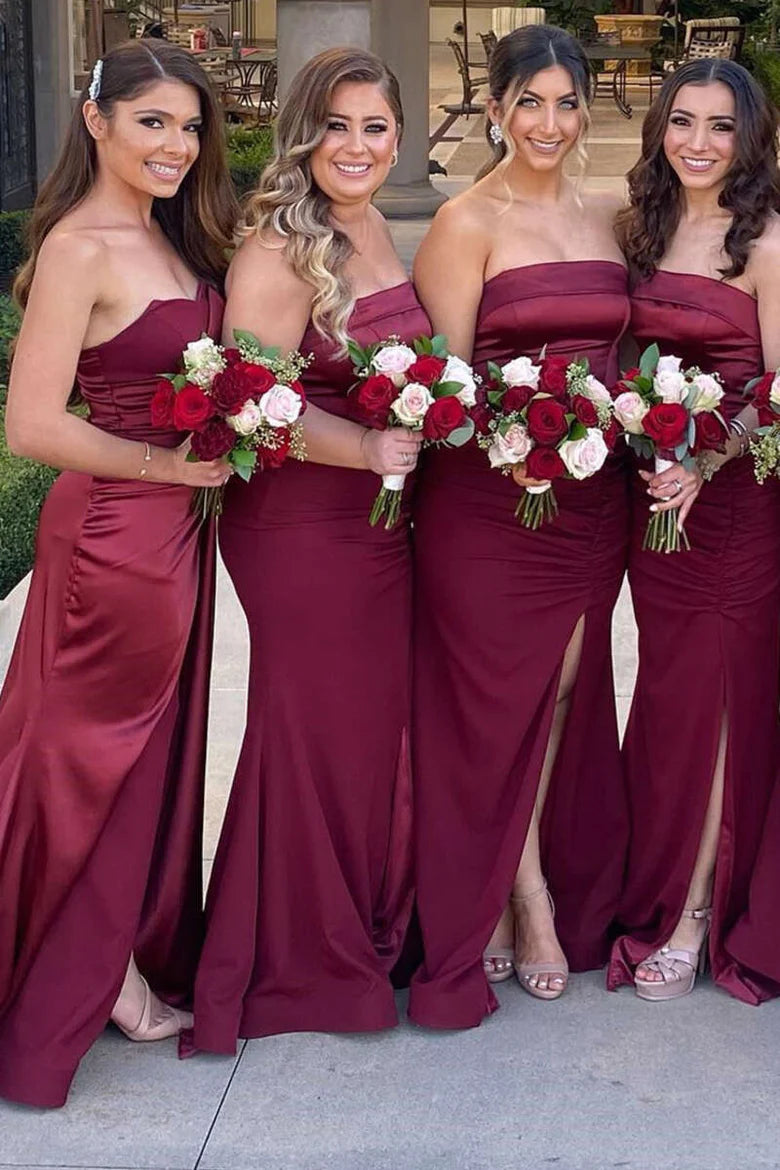 Vestido largo de dama de honor de satén sin tirantes y con abertura